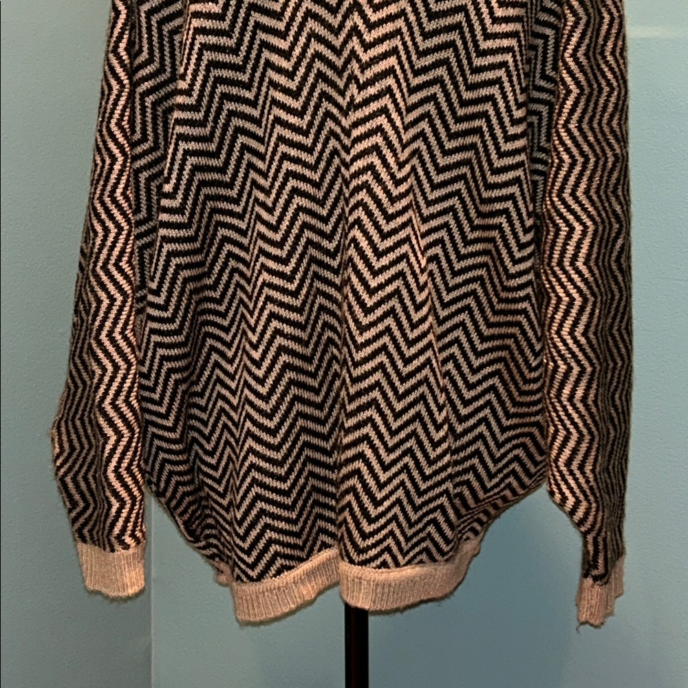 A+Ro Black and Tan Chevron Patterned Cardigan Size Small - Picture 9 of 16